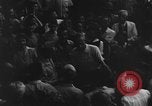 Immagine di Santo Tomas campo di concentramento Manila Filippine, 1945, secondo 24 filmato di repertorio 65675050794