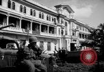 Immagine di Santo Tomas campo di concentramento Manila Filippine, 1945, secondo 35 filmato di repertorio 65675050794