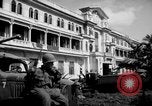 Immagine di Santo Tomas campo di concentramento Manila Filippine, 1945, secondo 36 filmato di repertorio 65675050794