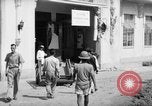 Immagine di Santo Tomas campo di concentramento Manila Filippine, 1945, secondo 42 filmato di repertorio 65675050794