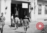 Immagine di Santo Tomas campo di concentramento Manila Filippine, 1945, secondo 43 filmato di repertorio 65675050794