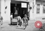 Immagine di Santo Tomas campo di concentramento Manila Filippine, 1945, secondo 44 filmato di repertorio 65675050794