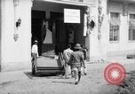 Immagine di Santo Tomas campo di concentramento Manila Filippine, 1945, secondo 45 filmato di repertorio 65675050794