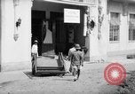 Immagine di Santo Tomas campo di concentramento Manila Filippine, 1945, secondo 46 filmato di repertorio 65675050794