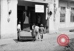 Immagine di Santo Tomas campo di concentramento Manila Filippine, 1945, secondo 48 filmato di repertorio 65675050794