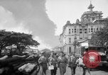 Immagine di Santo Tomas campo di concentramento Manila Filippine, 1945, secondo 57 filmato di repertorio 65675050794