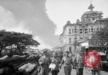 Immagine di Santo Tomas campo di concentramento Manila Filippine, 1945, secondo 58 filmato di repertorio 65675050794