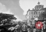 Immagine di Santo Tomas campo di concentramento Manila Filippine, 1945, secondo 59 filmato di repertorio 65675050794