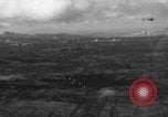 Image parachutistes l'île de Luzon aux Philippines, 1945, de la seconde 34 séquences d'archives historiques vidéo 65675050809