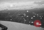 Image parachutistes l'île de Luzon aux Philippines, 1945, de la seconde 44 séquences d'archives historiques vidéo 65675050809