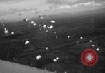 Image parachutistes l'île de Luzon aux Philippines, 1945, de la seconde 46 séquences d'archives historiques vidéo 65675050809