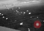 Image parachutistes l'île de Luzon aux Philippines, 1945, de la seconde 47 séquences d'archives historiques vidéo 65675050809