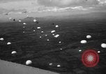 Image parachutistes l'île de Luzon aux Philippines, 1945, de la seconde 48 séquences d'archives historiques vidéo 65675050809