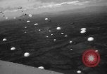 Image parachutistes l'île de Luzon aux Philippines, 1945, de la seconde 49 séquences d'archives historiques vidéo 65675050809