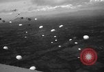Image parachutistes l'île de Luzon aux Philippines, 1945, de la seconde 50 séquences d'archives historiques vidéo 65675050809