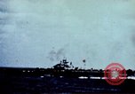 Standbild Japanische Kamikaze Flugzeug Angriff Pazifik, 1945, aus Sekunde 1 historischem Filmmaterial Videoclip 65675050810