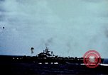 Standbild Japanische Kamikaze Flugzeug Angriff Pazifik, 1945, aus Sekunde 3 historischem Filmmaterial Videoclip 65675050810