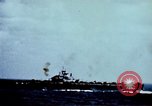 Standbild Japanische Kamikaze Flugzeug Angriff Pazifik, 1945, aus Sekunde 4 historischem Filmmaterial Videoclip 65675050810