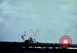 Standbild Japanische Kamikaze Flugzeug Angriff Pazifik, 1945, aus Sekunde 5 historischem Filmmaterial Videoclip 65675050810