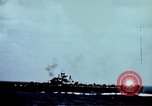 Standbild Japanische Kamikaze Flugzeug Angriff Pazifik, 1945, aus Sekunde 6 historischem Filmmaterial Videoclip 65675050810
