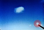 Standbild Japanische Kamikaze Flugzeug Angriff Pazifik, 1945, aus Sekunde 7 historischem Filmmaterial Videoclip 65675050810