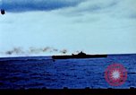 Standbild Japanische Kamikaze Flugzeug Angriff Pazifik, 1945, aus Sekunde 10 historischem Filmmaterial Videoclip 65675050810