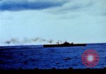 Standbild Japanische Kamikaze Flugzeug Angriff Pazifik, 1945, aus Sekunde 11 historischem Filmmaterial Videoclip 65675050810