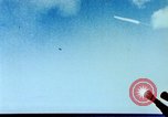 Standbild Japanische Kamikaze Flugzeug Angriff Pazifik, 1945, aus Sekunde 17 historischem Filmmaterial Videoclip 65675050810