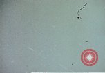 Standbild Japanische Kamikaze Flugzeug Angriff Pazifik, 1945, aus Sekunde 18 historischem Filmmaterial Videoclip 65675050810