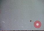 Standbild Japanische Kamikaze Flugzeug Angriff Pazifik, 1945, aus Sekunde 21 historischem Filmmaterial Videoclip 65675050810