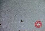 Standbild Japanische Kamikaze Flugzeug Angriff Pazifik, 1945, aus Sekunde 23 historischem Filmmaterial Videoclip 65675050810