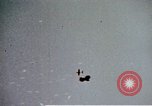Standbild Japanische Kamikaze Flugzeug Angriff Pazifik, 1945, aus Sekunde 24 historischem Filmmaterial Videoclip 65675050810