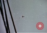Standbild Japanische Kamikaze Flugzeug Angriff Pazifik, 1945, aus Sekunde 25 historischem Filmmaterial Videoclip 65675050810
