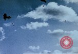 Standbild Japanische Kamikaze Flugzeug Angriff Pazifik, 1945, aus Sekunde 27 historischem Filmmaterial Videoclip 65675050810