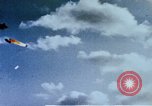 Standbild Japanische Kamikaze Flugzeug Angriff Pazifik, 1945, aus Sekunde 28 historischem Filmmaterial Videoclip 65675050810