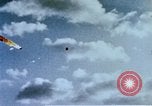 Standbild Japanische Kamikaze Flugzeug Angriff Pazifik, 1945, aus Sekunde 30 historischem Filmmaterial Videoclip 65675050810