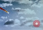Standbild Japanische Kamikaze Flugzeug Angriff Pazifik, 1945, aus Sekunde 31 historischem Filmmaterial Videoclip 65675050810