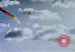 Standbild Japanische Kamikaze Flugzeug Angriff Pazifik, 1945, aus Sekunde 32 historischem Filmmaterial Videoclip 65675050810