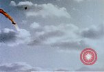 Standbild Japanische Kamikaze Flugzeug Angriff Pazifik, 1945, aus Sekunde 33 historischem Filmmaterial Videoclip 65675050810