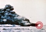 Immagine di La masterizzazione di nave da guerra Oceano Pacifico, 1945, secondo 3 filmato di repertorio 65675050821