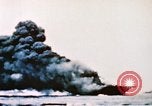 Immagine di La masterizzazione di nave da guerra Oceano Pacifico, 1945, secondo 4 filmato di repertorio 65675050821