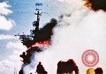 Immagine di La masterizzazione di nave da guerra Oceano Pacifico, 1945, secondo 10 filmato di repertorio 65675050821