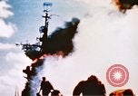 Immagine di La masterizzazione di nave da guerra Oceano Pacifico, 1945, secondo 11 filmato di repertorio 65675050821