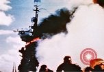 Immagine di La masterizzazione di nave da guerra Oceano Pacifico, 1945, secondo 12 filmato di repertorio 65675050821