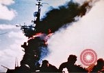 Immagine di La masterizzazione di nave da guerra Oceano Pacifico, 1945, secondo 13 filmato di repertorio 65675050821