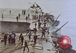 Image séquelles de kamikaze attaque sur USS Enterprise Océan Pacifique, 1945, de la seconde 10 séquences d'archives historiques vidéo 65675050831