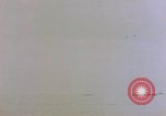 Image séquelles de kamikaze attaque sur USS Enterprise Océan Pacifique, 1945, de la seconde 22 séquences d'archives historiques vidéo 65675050831
