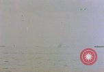 Image séquelles de kamikaze attaque sur USS Enterprise Océan Pacifique, 1945, de la seconde 25 séquences d'archives historiques vidéo 65675050831