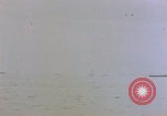 Image séquelles de kamikaze attaque sur USS Enterprise Océan Pacifique, 1945, de la seconde 27 séquences d'archives historiques vidéo 65675050831