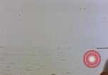 Image séquelles de kamikaze attaque sur USS Enterprise Océan Pacifique, 1945, de la seconde 28 séquences d'archives historiques vidéo 65675050831